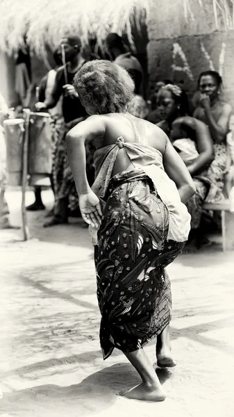 Nő a Togo táncok a nyilvánosság — Stock Fotó