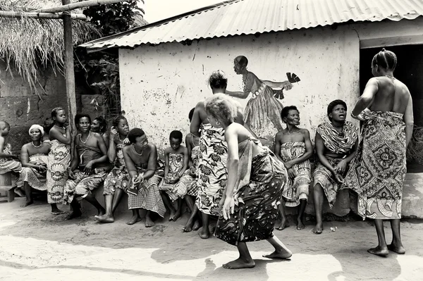 Frau aus Togo tanzt in der Öffentlichkeit — Stockfoto