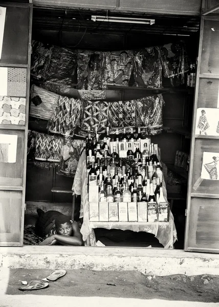 Tienda de viñas en Togo y el vendedor duerme — Foto de Stock