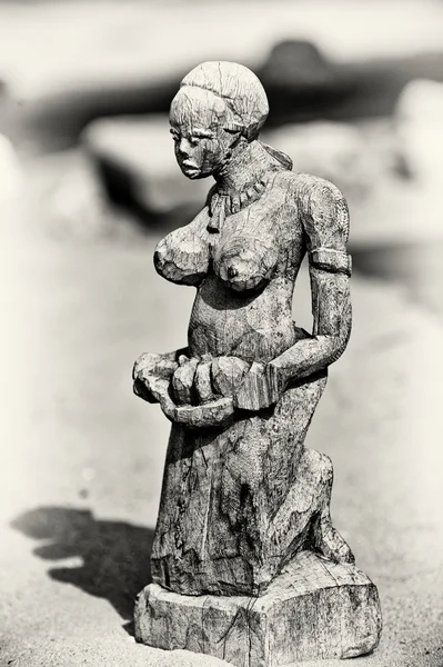 Holzstatue einer nackten Frau — Stockfoto