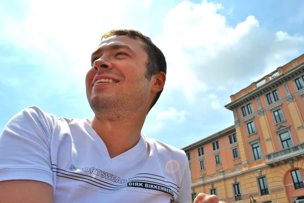 Szczęśliwy młody człowiek w Wenecja, Włochy — Zdjęcie stockowe