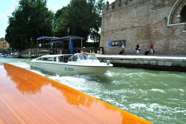 Man på en båt i Venedig, Italien — Stockfoto