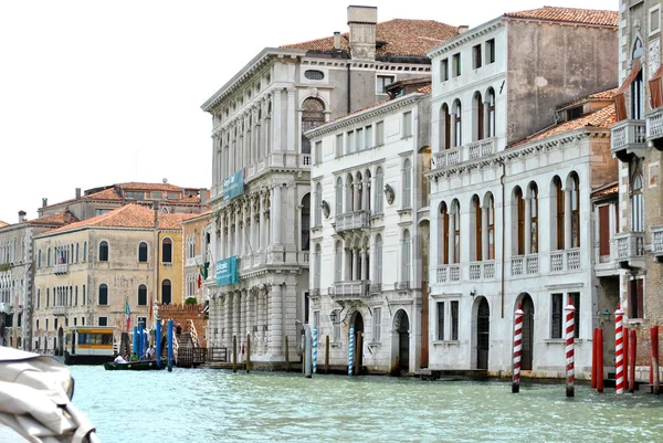 Edificio sull'acqua a Venezia — Foto Stock