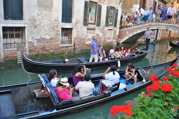 Vatten liv och gondoler i Venedig, Italien — Stockfoto