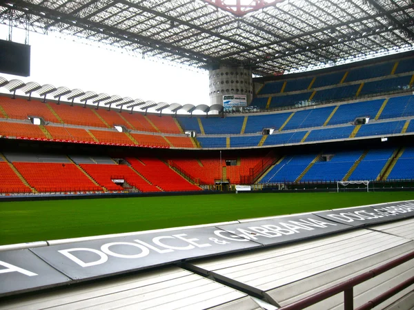 Stadion san siro lub giuseppe meazza w Mediolan, Włochy. — Zdjęcie stockowe