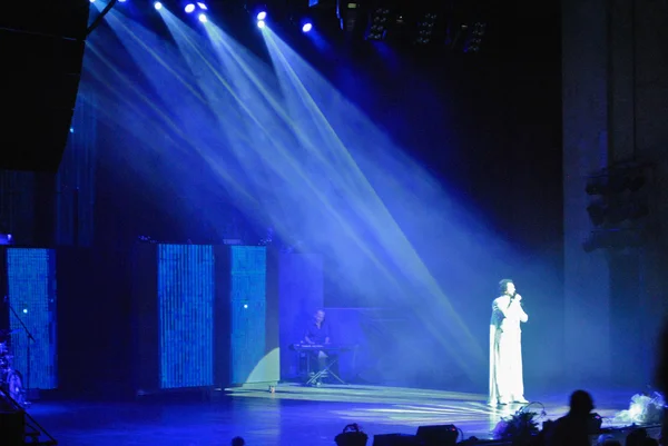 Filipp Kirkorov 俄罗斯的流行歌手 在光中执行他著名的歌 — 图库照片