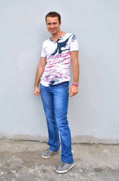 Zâmbind model de sex masculin lângă perete — Fotografie, imagine de stoc