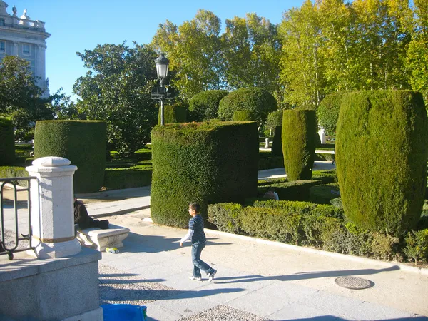Menino corre pelo jardim Sabatini em Madrid, Espanha — Fotografia de Stock