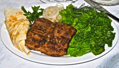 bir restoranda sunulan sığır eti biftek