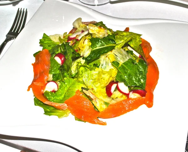 Verse gemengde salade met zalm — Stockfoto