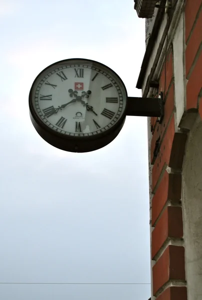 Stary model swiss zegar na budynku w Sankt Petersburgu — Zdjęcie stockowe