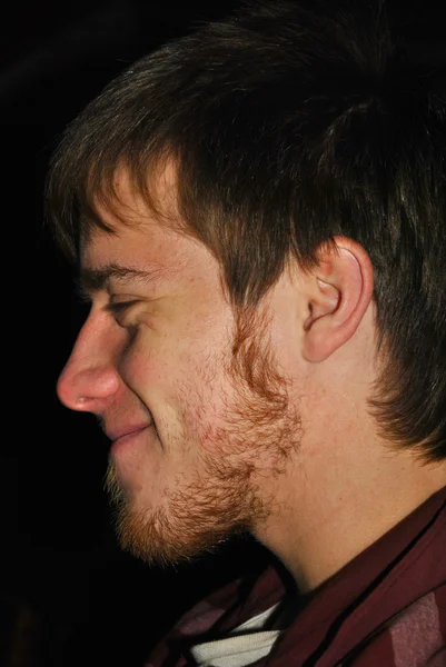 Jovem com a barba isolada em preto — Fotografia de Stock