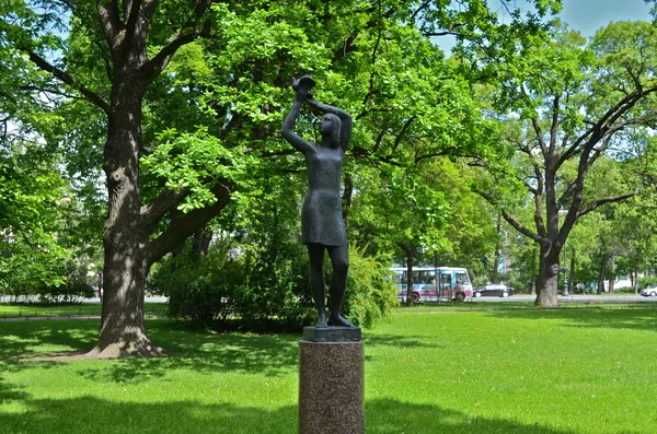 Monument à une fille à Saint-Pétersbourg, Russie — Photo