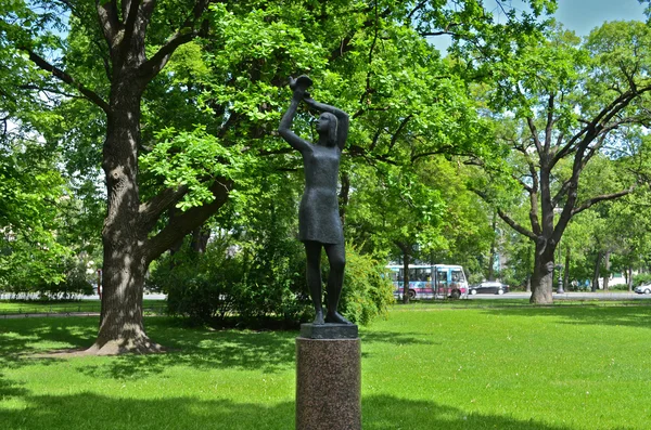 Monument to a girl in Saint Petersburg, Russia — Stock Photo, Image