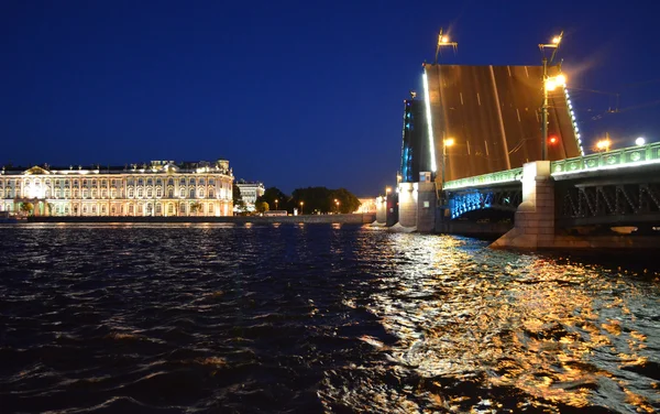 Ponte aperto di San Pietroburgo di notte — Foto Stock