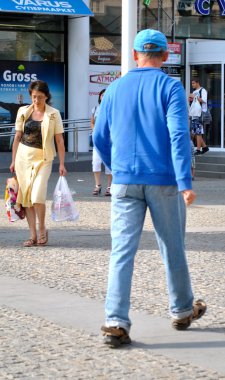 adam sokakta yürüyor ve diğer kadına benziyor