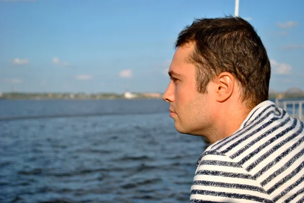 Jonge man denkt van iets boven de zee — Stockfoto