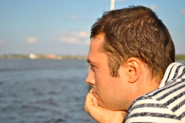 Verdrietig man denkt over het leven over het water — Stockfoto