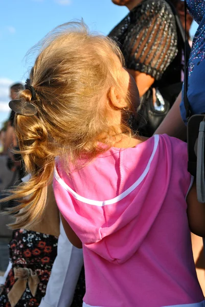 Pequena menina bonito é um pouco tímido — Fotografia de Stock