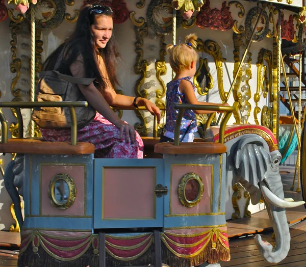 De gelukkige kinderen op de Franse carrousel — Stockfoto