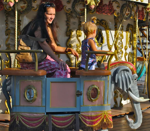 Bambini felici sulla giostra francese — Foto Stock