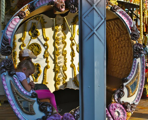 De gelukkige kinderen op de Franse carrousel — Stockfoto