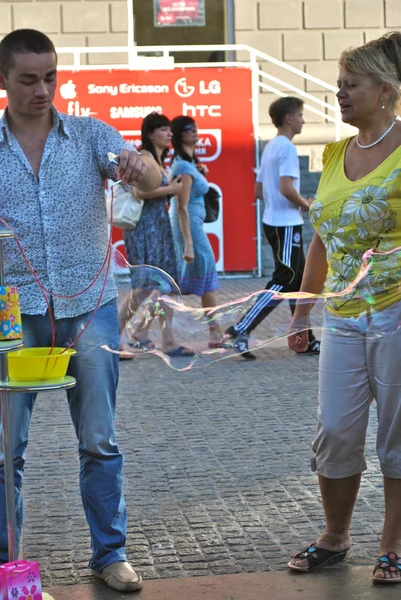 Jovem faz bolhas de sabão para se divertir — Fotografia de Stock
