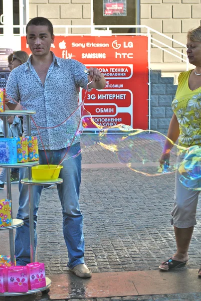 Giovane uomo fa bolle di sapone per divertirsi — Foto Stock