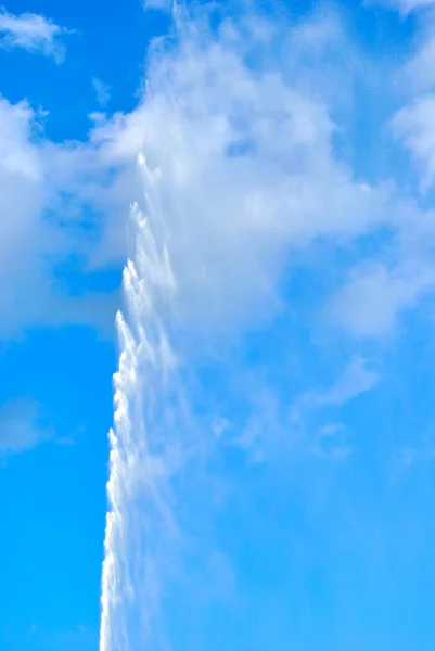 Belle fontaine avec le ciel comme arrière-plan — Photo