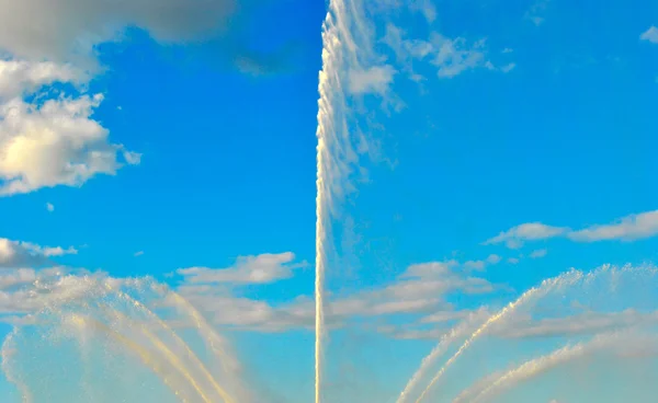 Arka plan gökyüzü ile güzel fontaine — Stok fotoğraf