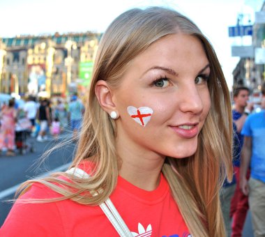 mutlu kız, İngiliz futbol takımının fan