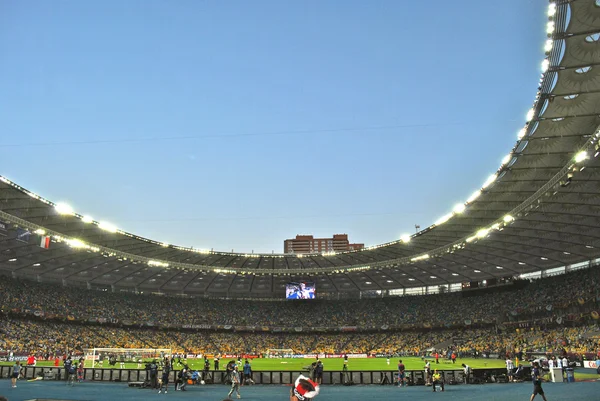 Národní olympijský stadion Ukrajiny před fotbalové utkání euro 2012 Itálie proti Anglii v Kyjevě — Stock fotografie