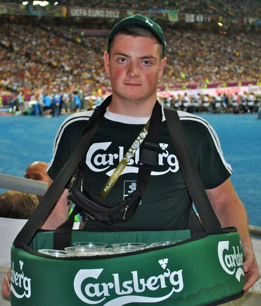 Bierverkäufer auf dem Spiel der Euro 2012 Italien gegen England in Kiew, Ukraine — Stockfoto