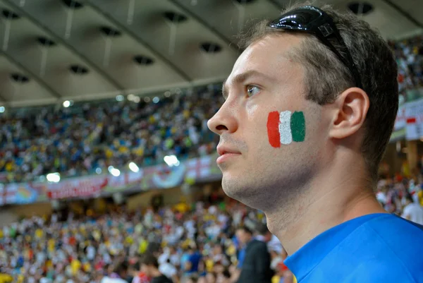 Abanico italiano durante el partido de EURO 2012 Italia contra Inglaterra en Kiev, Ucrania — Foto de Stock