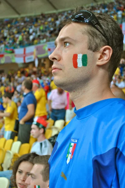 Abanico italiano intenso durante el partido de EURO 2012 Italia contra Inglaterra en Kiev, Ucrania —  Fotos de Stock