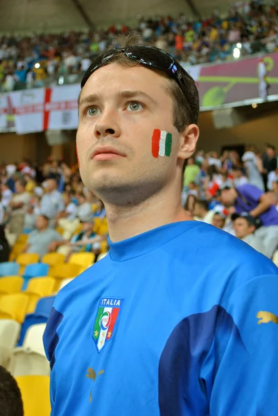 Intenso fã italiano durante o jogo de EURO 2012 Itália contra a Inglaterra em Kiev, Ucrânia — Fotografia de Stock