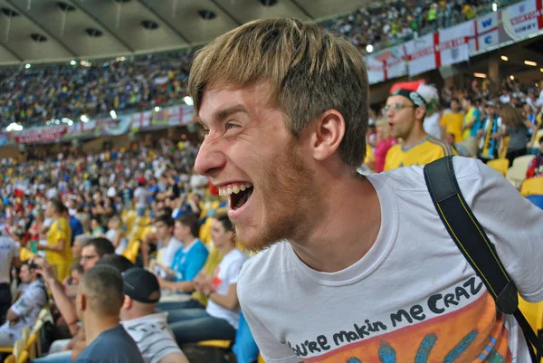 Gekke fan tijdens de wedstrijd van euro 2012 Italië tegen Engeland in kiev, Oekraïne — Stockfoto