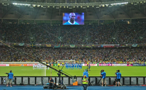 Mario Balotelli está listo para marcar su penalización durante el partido de fútbol de EURO 2012 Italia contra Inglaterra en Kiev — Foto de Stock