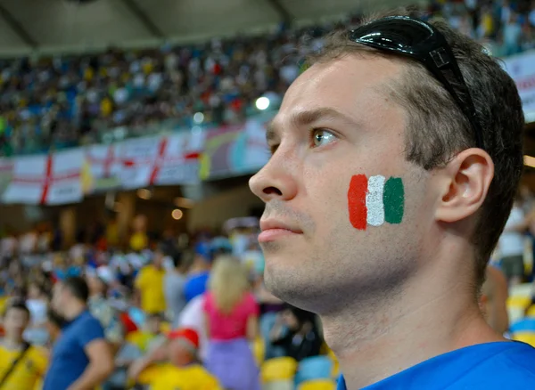 Intens Italiaanse ventilator tijdens de wedstrijd van euro 2012 Italië tegen Engeland in kiev, Oekraïne — Stockfoto