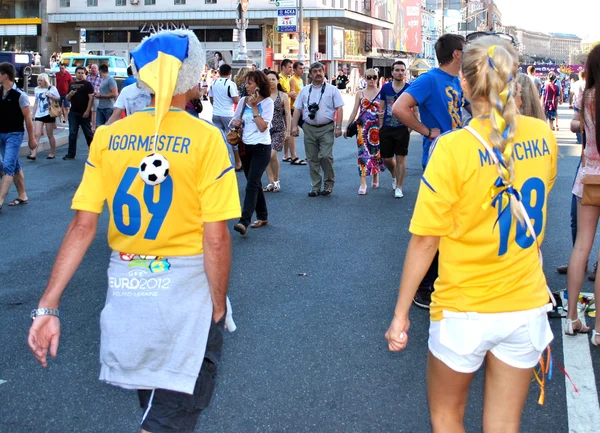 Två ukrainska fans promenad i kiev under euro 2012 — Stockfoto