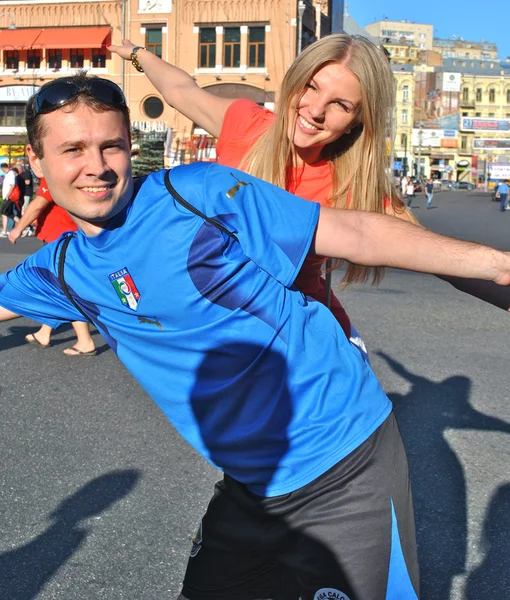 Italienska och engelska fans i kiev under euro 2012 — Stockfoto