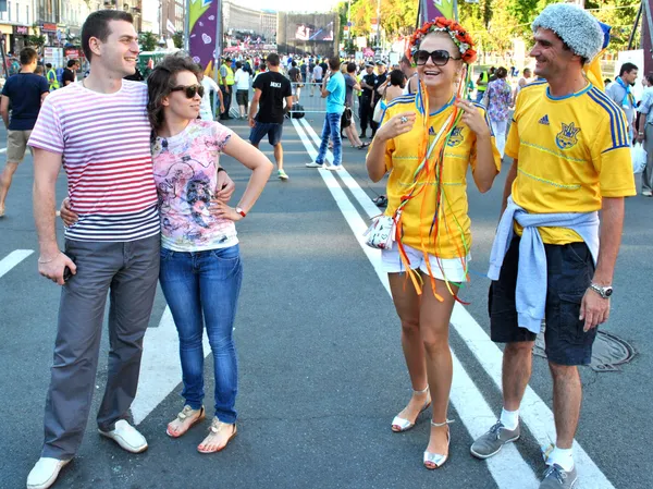 Two couples meet in Kiev during EURO 2012 — Stock Photo, Image