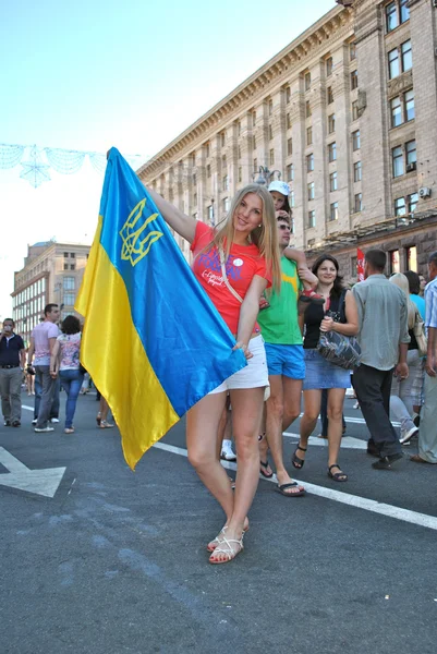 Junges Mädchen mit der ukrainischen Flagge in den Händen während der EM 2012 — Stockfoto