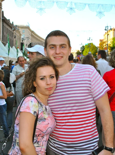 Jeune couple dans la zone des fans à Kiev pendant l'EURO 2012 — Photo