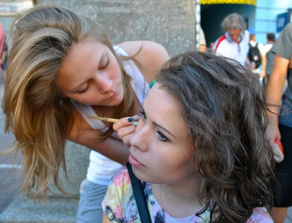 Fan of Italian football team prepares for the game painting the national flags on the cheeks during EURO 2012 — Stock Photo, Image