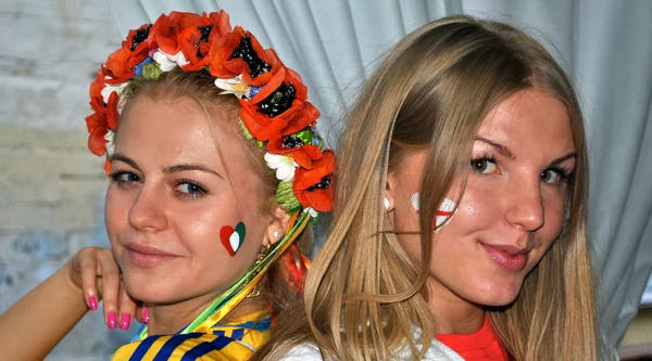 Ukrainian and English girls together during EURO 2012 — Stock Photo, Image