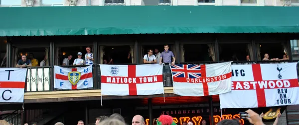 Fãs ingleses com banners em KIev, Ucrânia durante o EURO 2012 — Fotografia de Stock