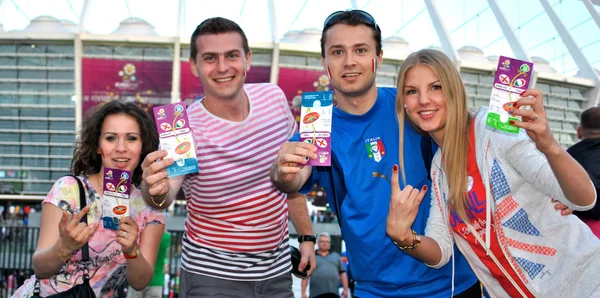 Zufriedene Fans haben Tickets für das Fußballspiel zwischen Italien und England bei der EM 2012 bekommen — Stockfoto