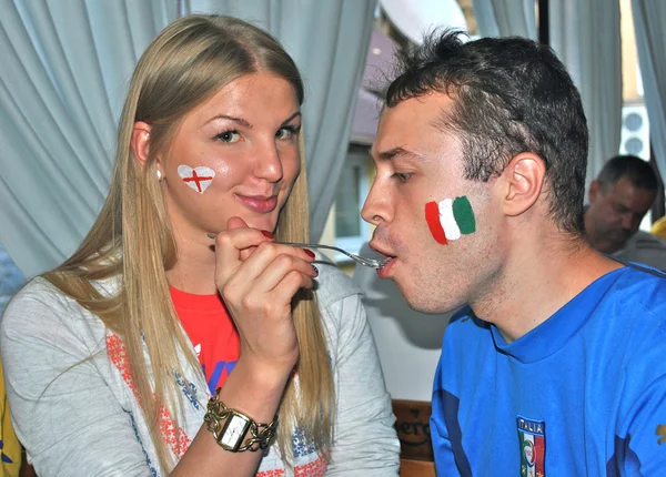 L'Angleterre nourrit l'Italie pendant l'EURO 2012 — Photo