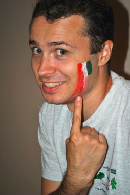 genç adamın yanağına parçalanmış İtalyan bayrağı